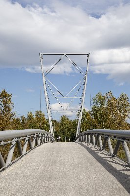 Ocelová lávka pro pěší a cyklisty přes řeku Ostravici a železniční koridor v Ostravě 